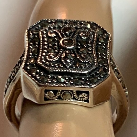 925 Sterling Silver & Marcasite Ring - SZ 7 1/2 - Picture 2 of 7